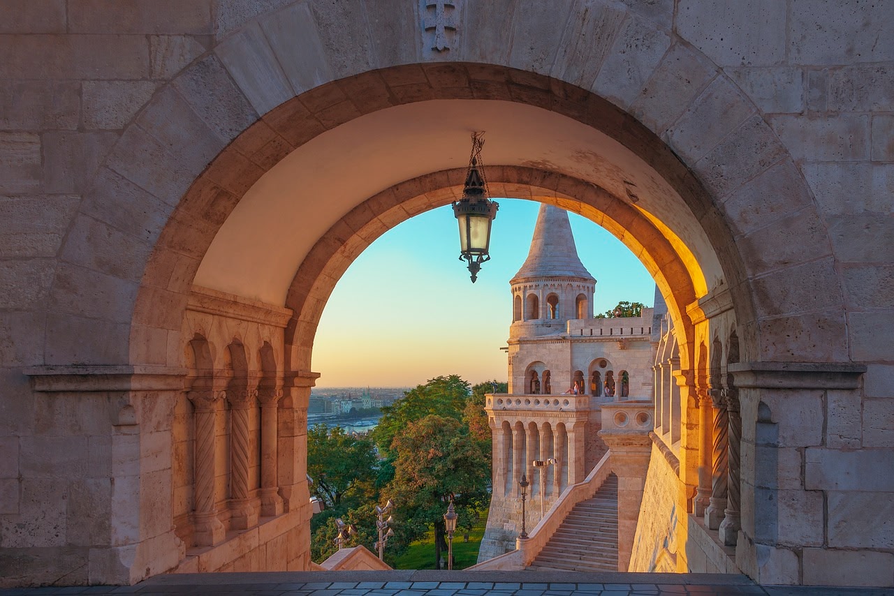 Vistas de Budapest a través de un arco de piedra