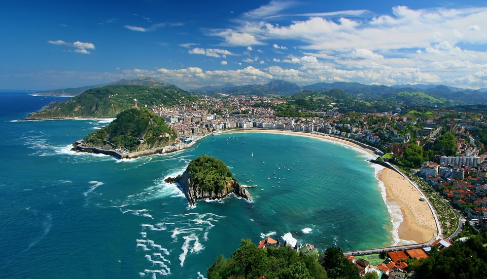 Luchtfoto van San Sebastian Spanje met strand, turquoise zee en groen landschap