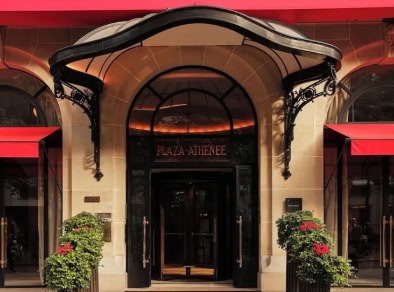 Un'immagine dell'ingresso dell'hotel Plaza Athénée