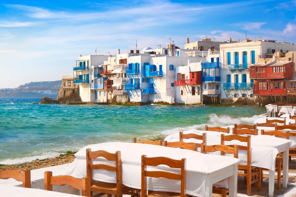 Η Μικρή Βενετία και τα τραπεζάκια μιας γραφικής ταβέρνας στη Μύκονο