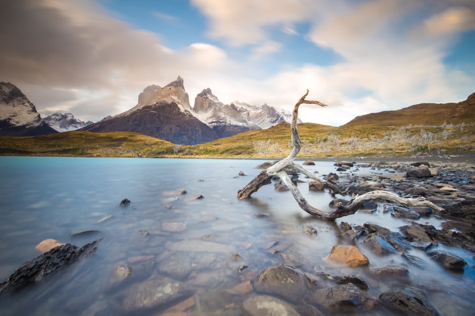 Vista de um lago com os famosos picos ao fundo conhecidos como Los Cuernos em Torres del Paine - para onde viajar em outubro