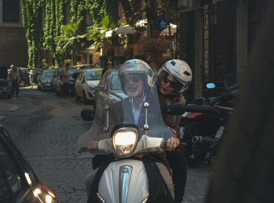 Pessoas em uma scooter em Roma durante o dia