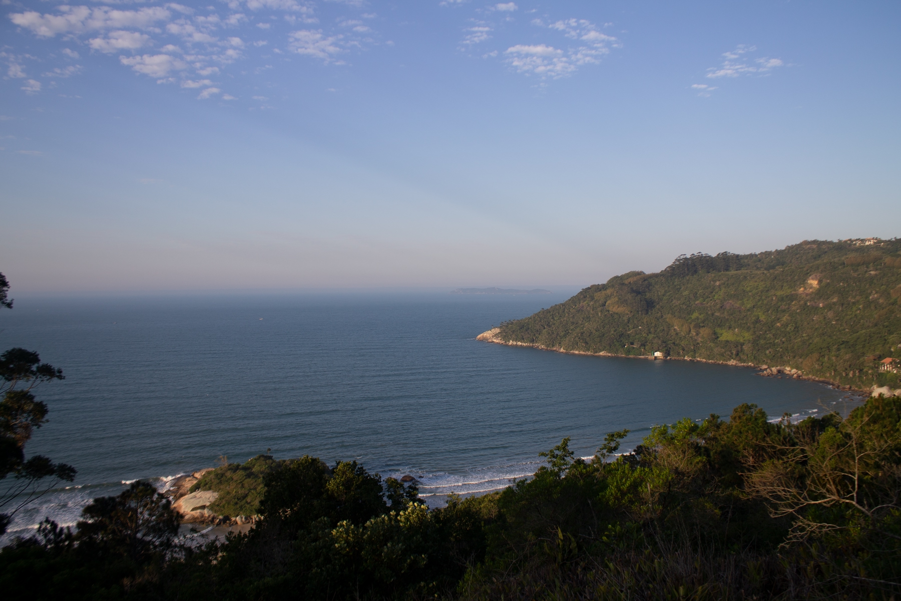 Vista do alto da Praia da Conceição, em Bombinhas.