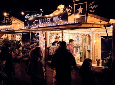 Stand du marché de Noël vendant du vin chaud