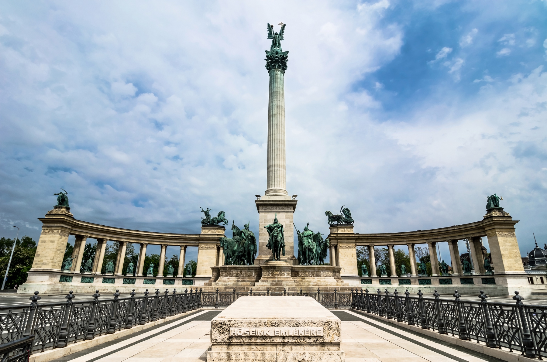 Millennium Monument in Budapest - בודפשט
