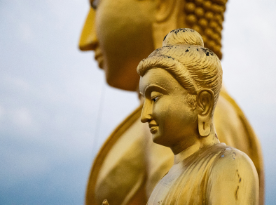 Eine faszinierende Nahaufnahme einer atemberaubenden goldenen Buddha-Statue.