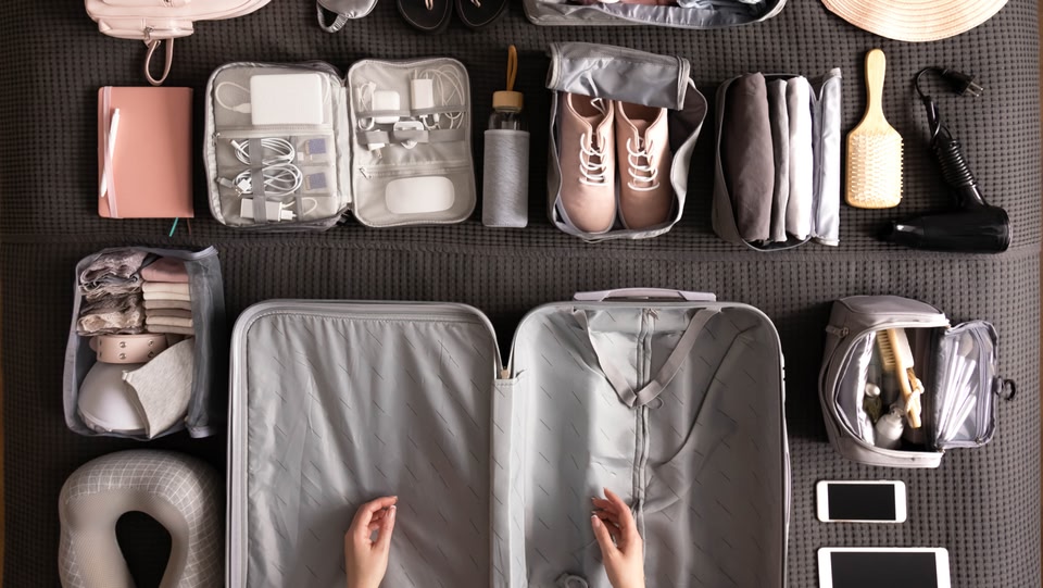Eine Person packt ihren Koffer. 