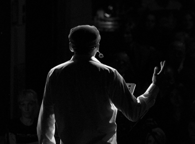 Ator atuando no teatro em escala de cinza