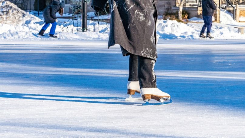 persona che pattina sul ghiaccio
