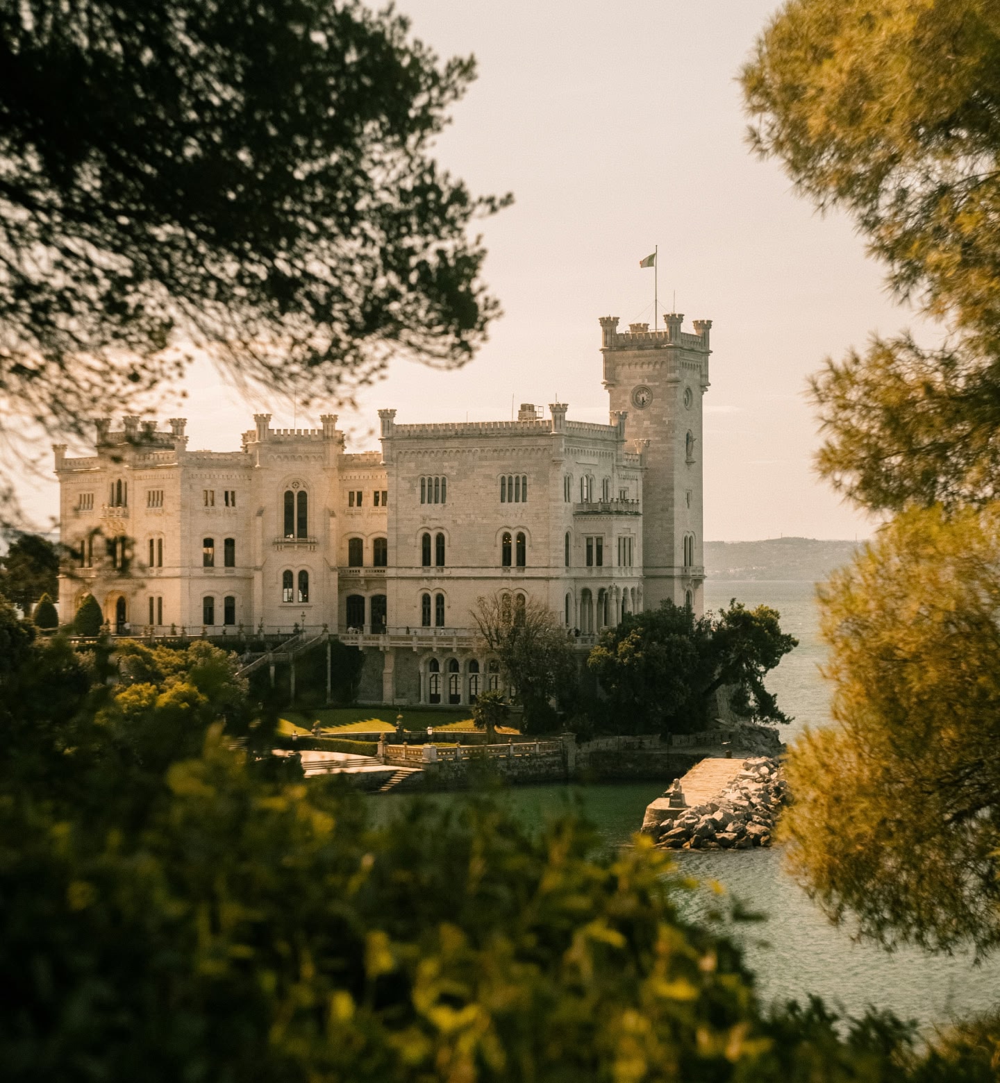 Het kasteel Miramare met uitzicht op de Golf van Triëst, Italië.