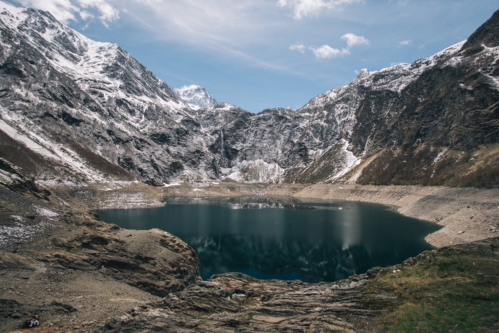 Le profond lac d'Oô et ses montagnes avoisinantes.