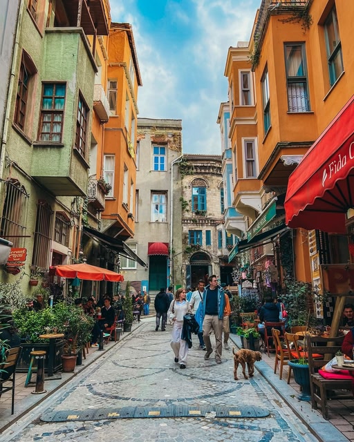 Eine Gasse in Istanbul mit Restaurants und Cafés