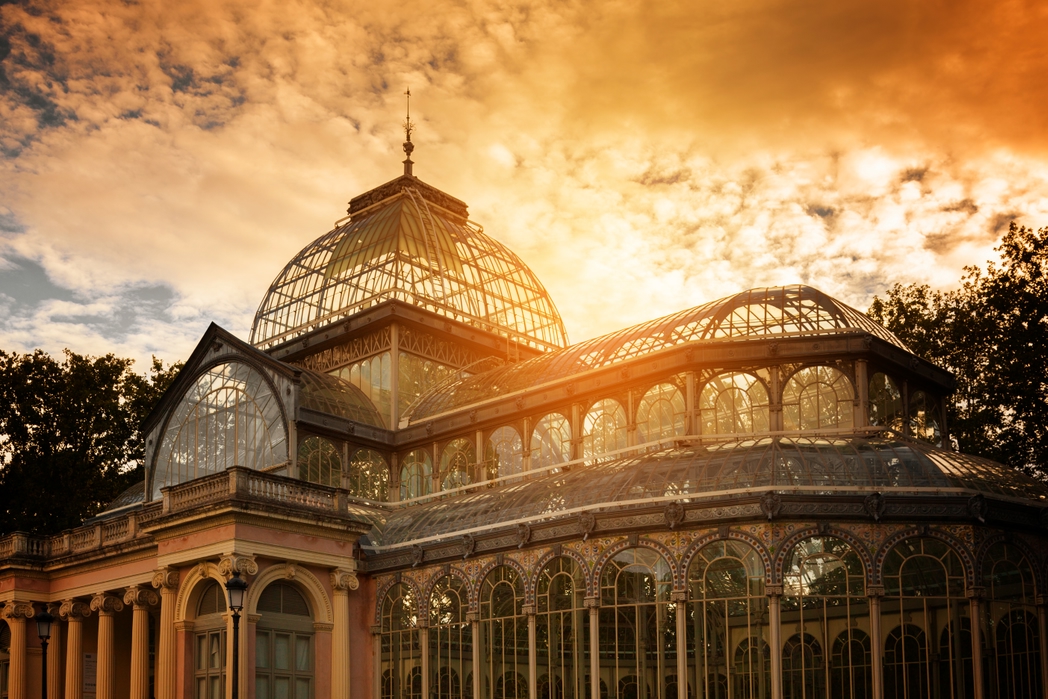 Το Palacio de Cristal στο Πάρκο Retiro της Μαδρίτης το ηλιοβασίλεμα