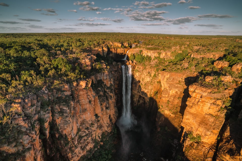 Die Jim Jim Falls sind ein imposanter, 200 m hoher Wasserfall. In der tropischen Jahreszeit könnt ihr ihn aus der Luft bewundern, wenn das Wasser über den Fall tost und die Straße unpassierbar ist. Nehmt die herausfordernde Fahrt in der Trockenzeit auf euch, wenn die Fälle auf ein Rinnsal reduziert sind, um sie aus der Nähe zu betrachten. Es lohnt sich, 900 m über die Felsen zu wandern und ein Bad im kristallklaren Wasser des Pools zu nehmen.