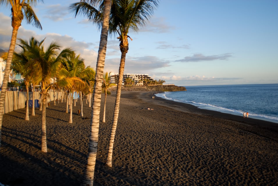 Playa de arena volcánica en La Palma