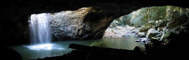 探索自然橋,瀑布美景近在眼前。(圖片取自wikimedia)