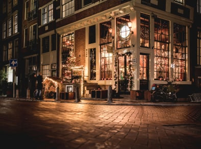 un magasin s'illumine la nuit