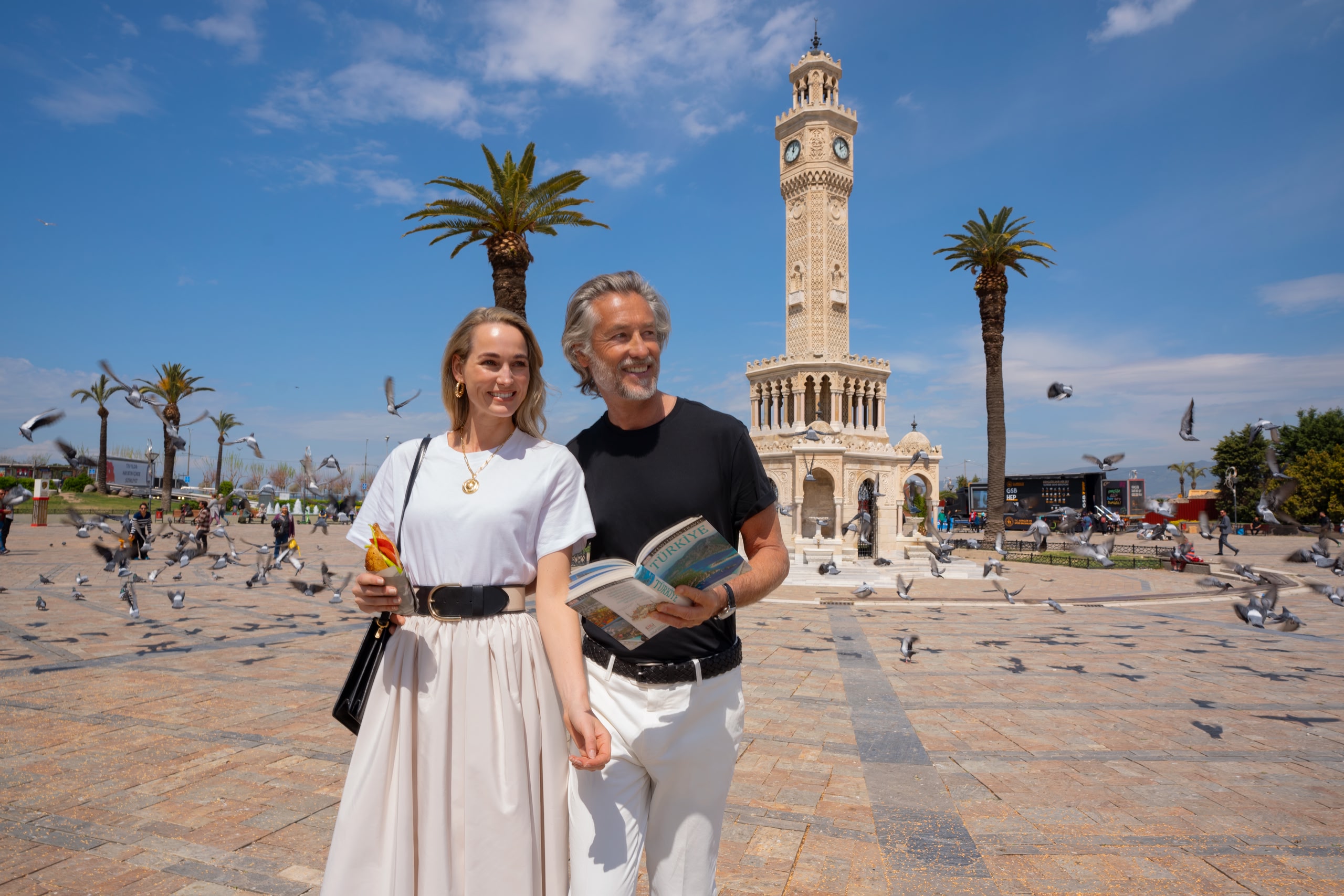 Un couple se promène dans le centre historique d'İzmir