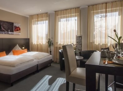 image d'une chambre d'hôtel avec un lit et une chaise dedans