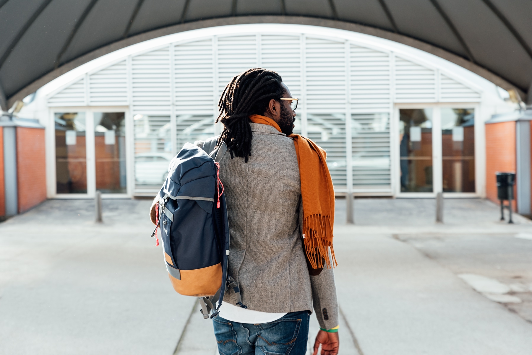 Geschäftsmann mit Rucksack
