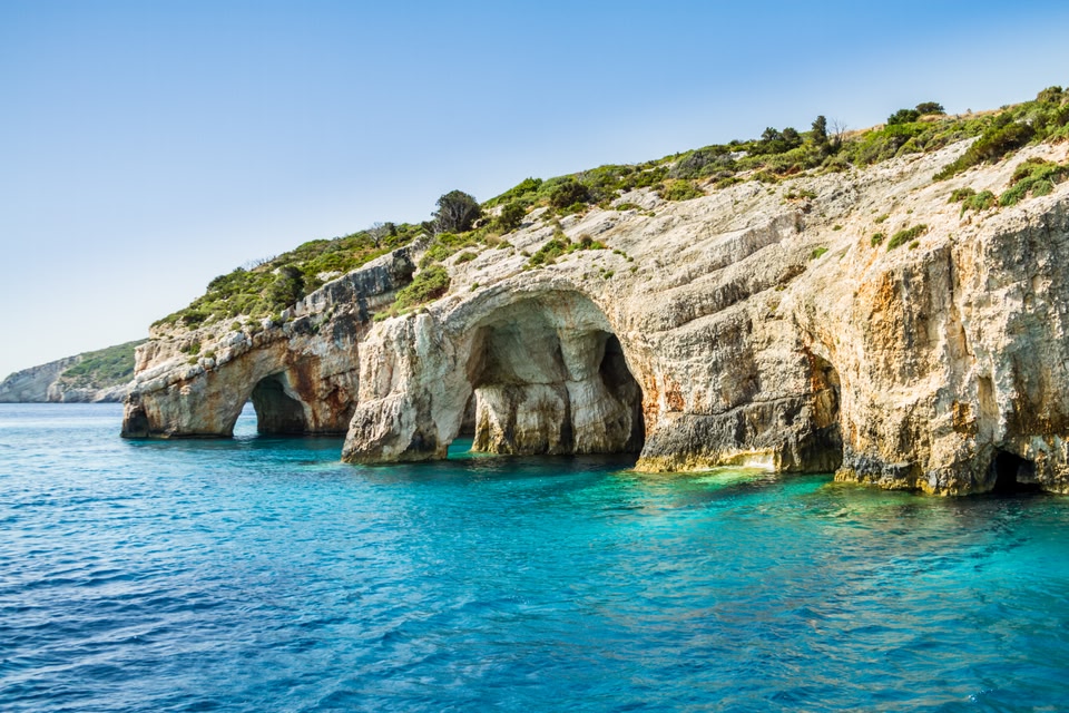 Oι καμάρες που σχηματίζουν οι Γαλάζιες Σπηλιές της Ζακύνθου