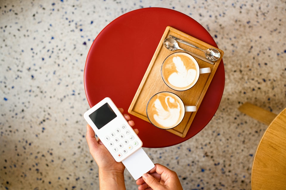 pessoa ao lado de uma mala toma café