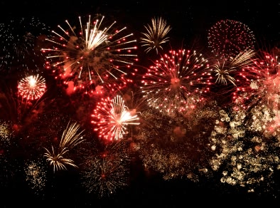 Un'immagine del cielo notturno illuminato dai fuochi d'artificio