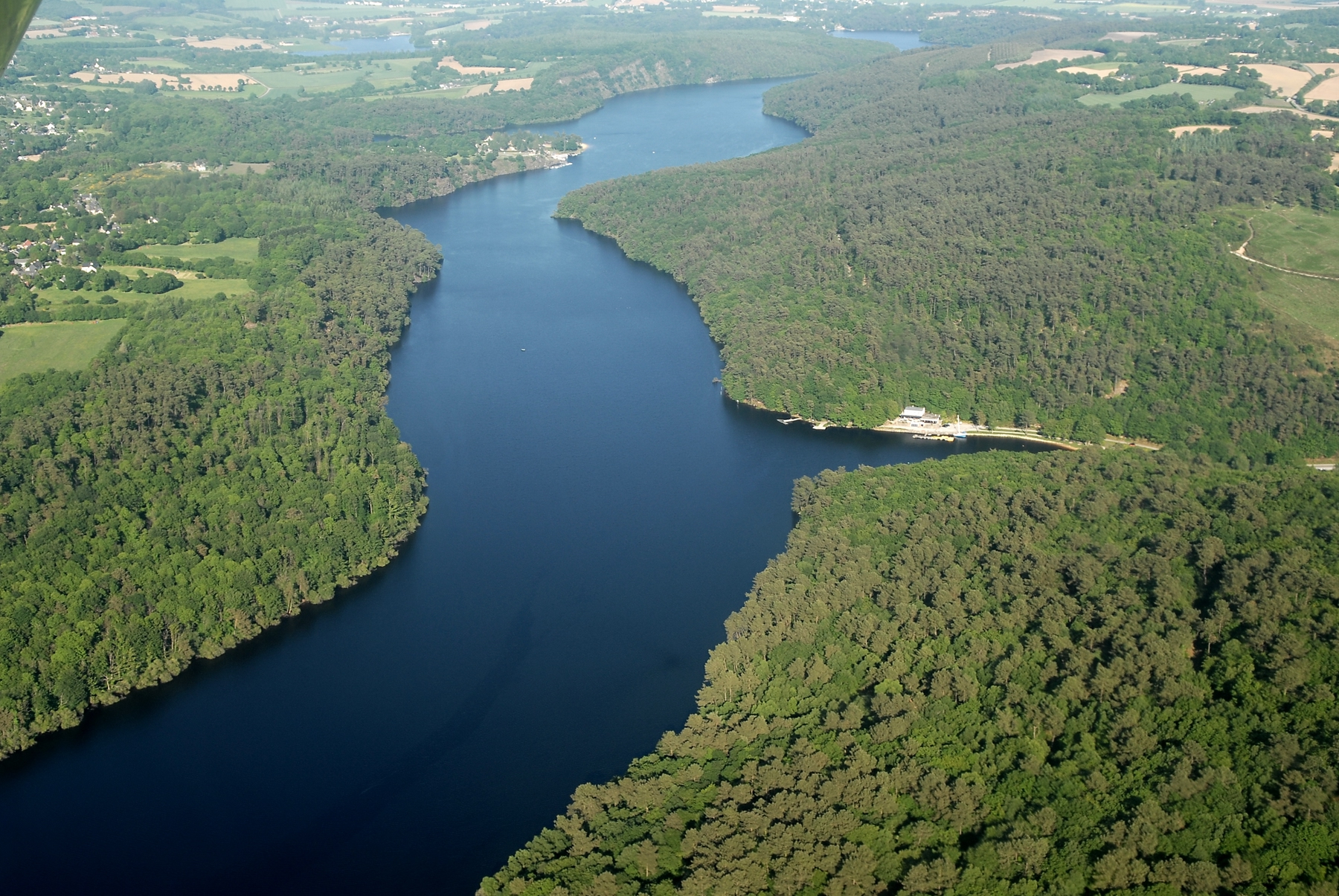L'étendue du lac artificiel de Guerlédan.