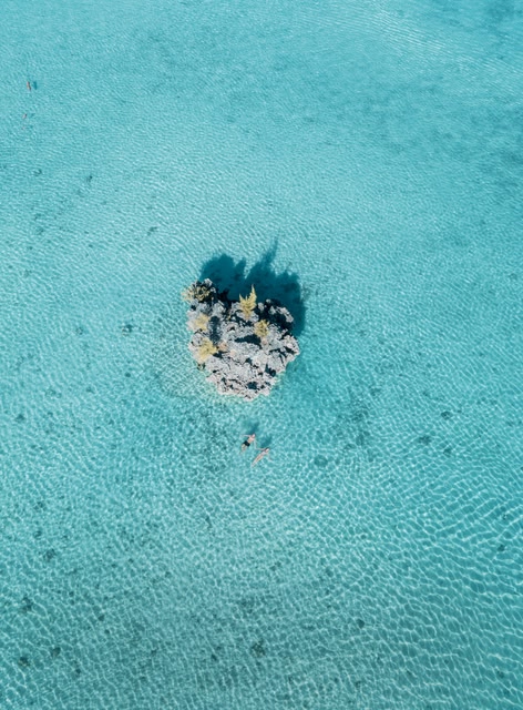 Der Crystal Rock in der Nähe der Insel Île aux Benitiers