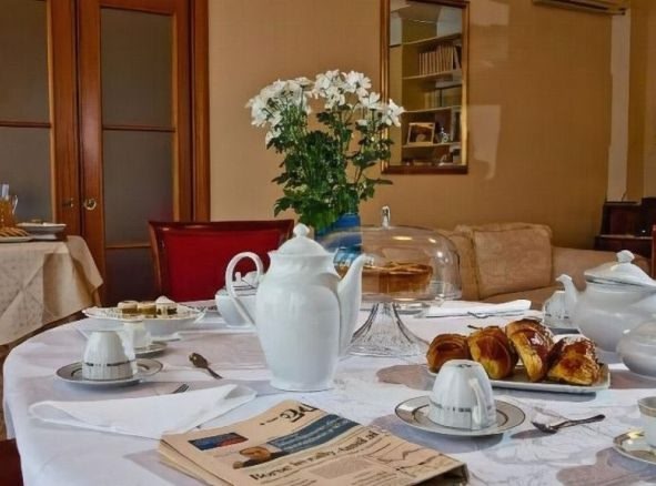 An image of a hotel breakfast room 