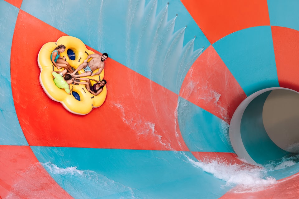 Familienfahrten auf Dawwama, der weltgrößten Tornado-Wasserachterbahn für sechs Personen.