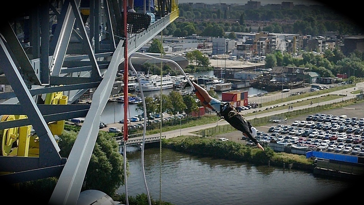 Avontuurlijke activiteiten Nederland: Bungee jumpen in Amsterdam.
