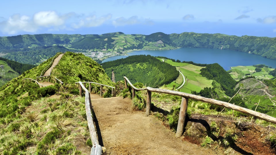 sentiero pedonale attraverso le colline che si affacciano su uno splendido paesaggio