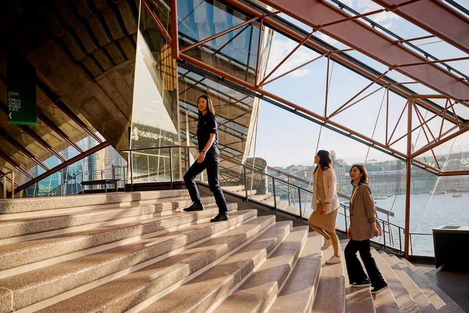 日本人の観光客たちがシドニーオペラハウスを見学しているところ。