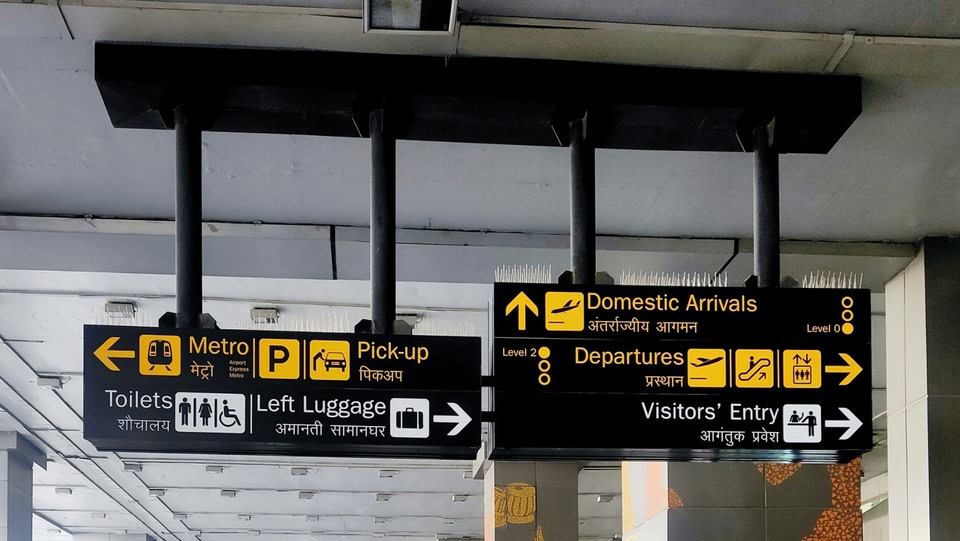 Hinweisschilder am Flughafen