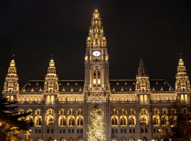 palazzo illuminato da luci a Vienna