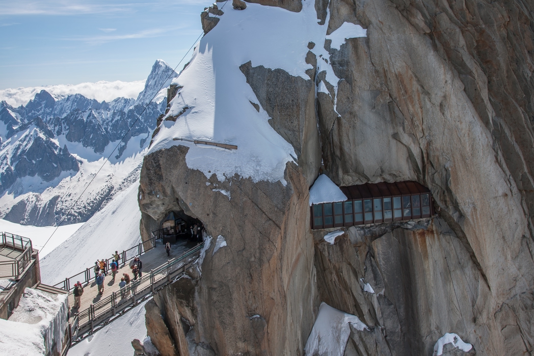 Γέφυρα στο χιονισμένο βουνό στο Chamonix, Γαλλικές Άλπεις