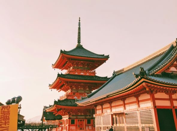 templos verdes y naranjas