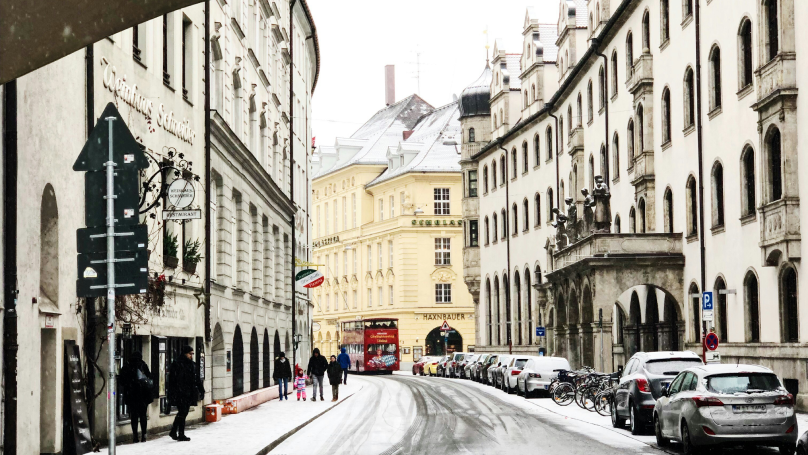 una strada innevata a Monaco