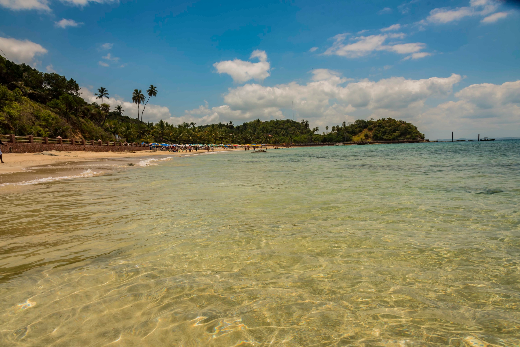 Águas cristalinas da Ponta de Nossa Senhora do Guadalupe em Salvador na Bahia, a primeira praia com Bandeira Azul da Bahia