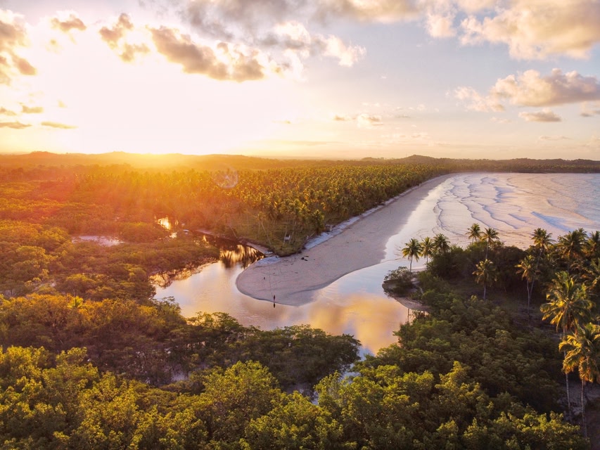 Vista aéreo do Rio Oritibe encontrando o mar em Boipeba - um dos melhores lugares para onde viajar em março no Brasil