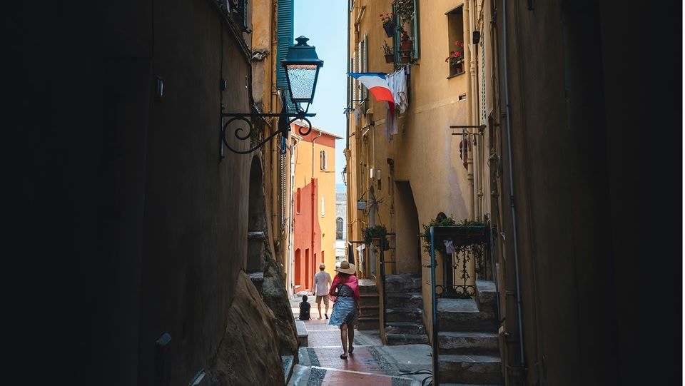 una persona che cammina per le strade di Cannes