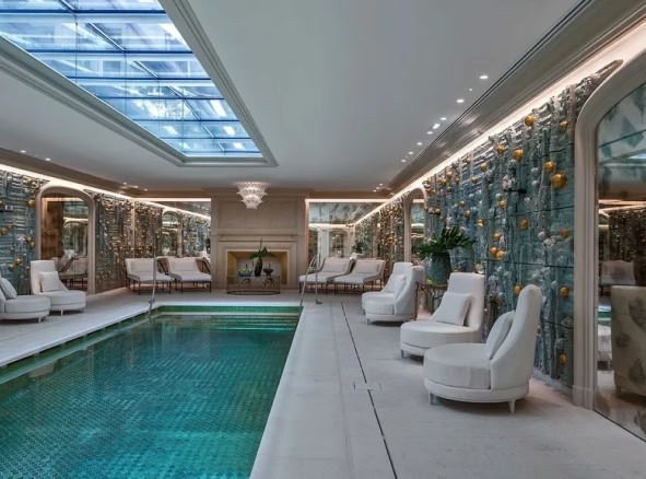 Hôtel de Crillon swimming pool