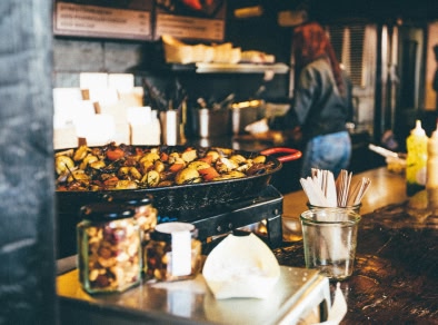 uno chef che cucina in una cucina