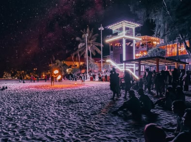 immagine di danzatori del fuoco sulla spiaggia di notte