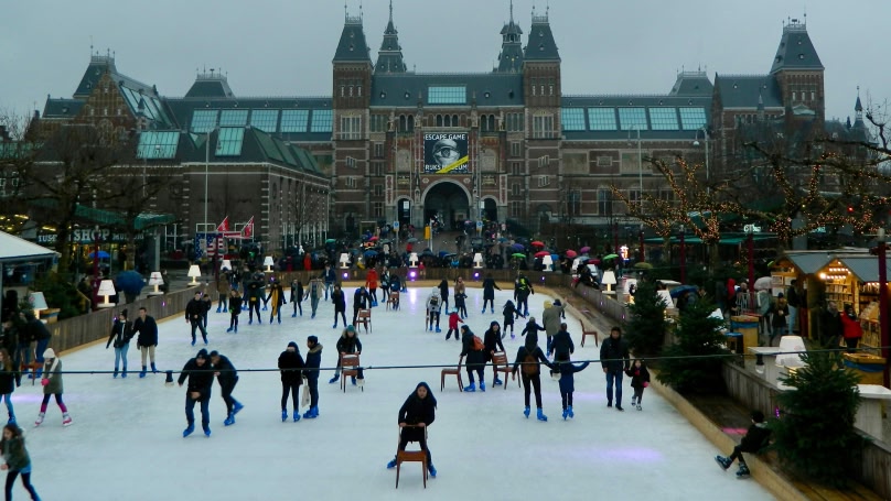 personnes patinant sur une patinoire extérieure