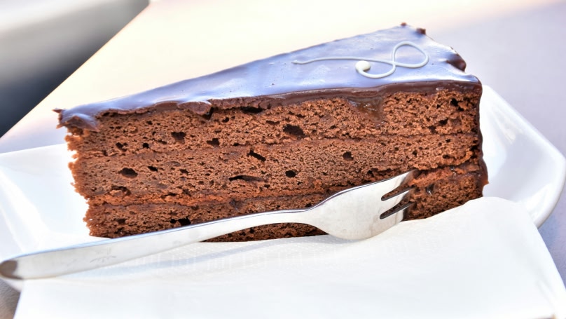 una fetta di torta sacher
