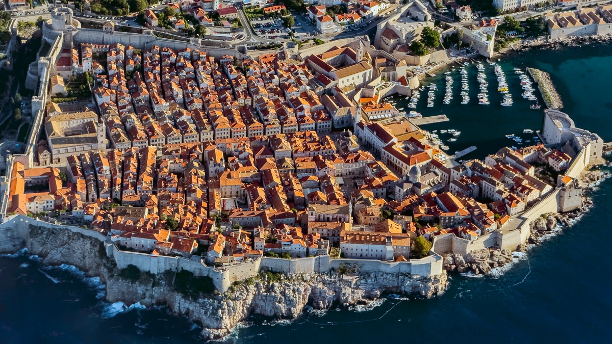 Stadsmuren van Dubrovnik met uitzicht op de Adriatische zee